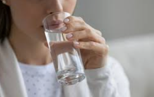 เสริมความงามด้วยการ ดื่มน้ำ มากพอ ช่วยให้ผิวสดใสและเดิมพันได้ดีขึ้น